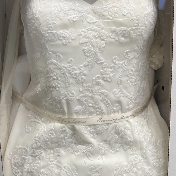 NEW David’s Bridal, cream wedding gown MAKE OFFER - Picture 3 of 4